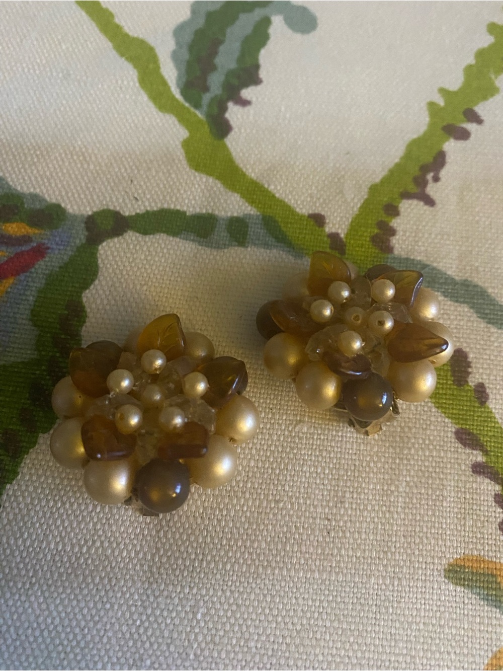 (JE07) Vintage cream and amber clip on earrings